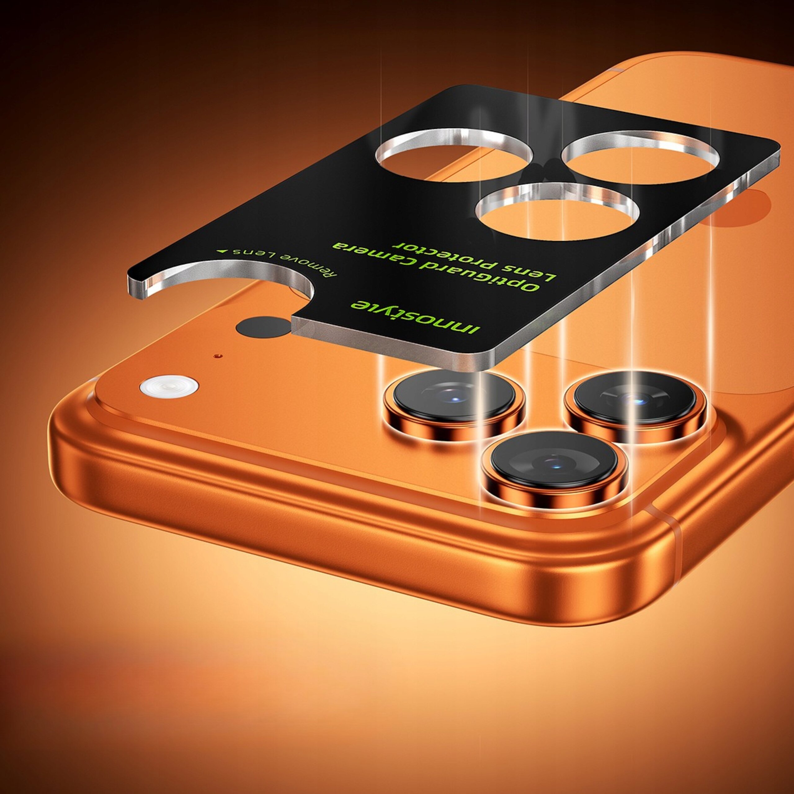 Na zdjęciu widoczna jest osłona ochronna na obiektyw aparatu do iPhone 17 w kolorze niebieskim, z napisem \'Innostyle Upgraded Camera Lens Protector Remove Lens\'. Produkt unosi się nad pomarańczowym telefonem z trzema obiektywami aparatu.