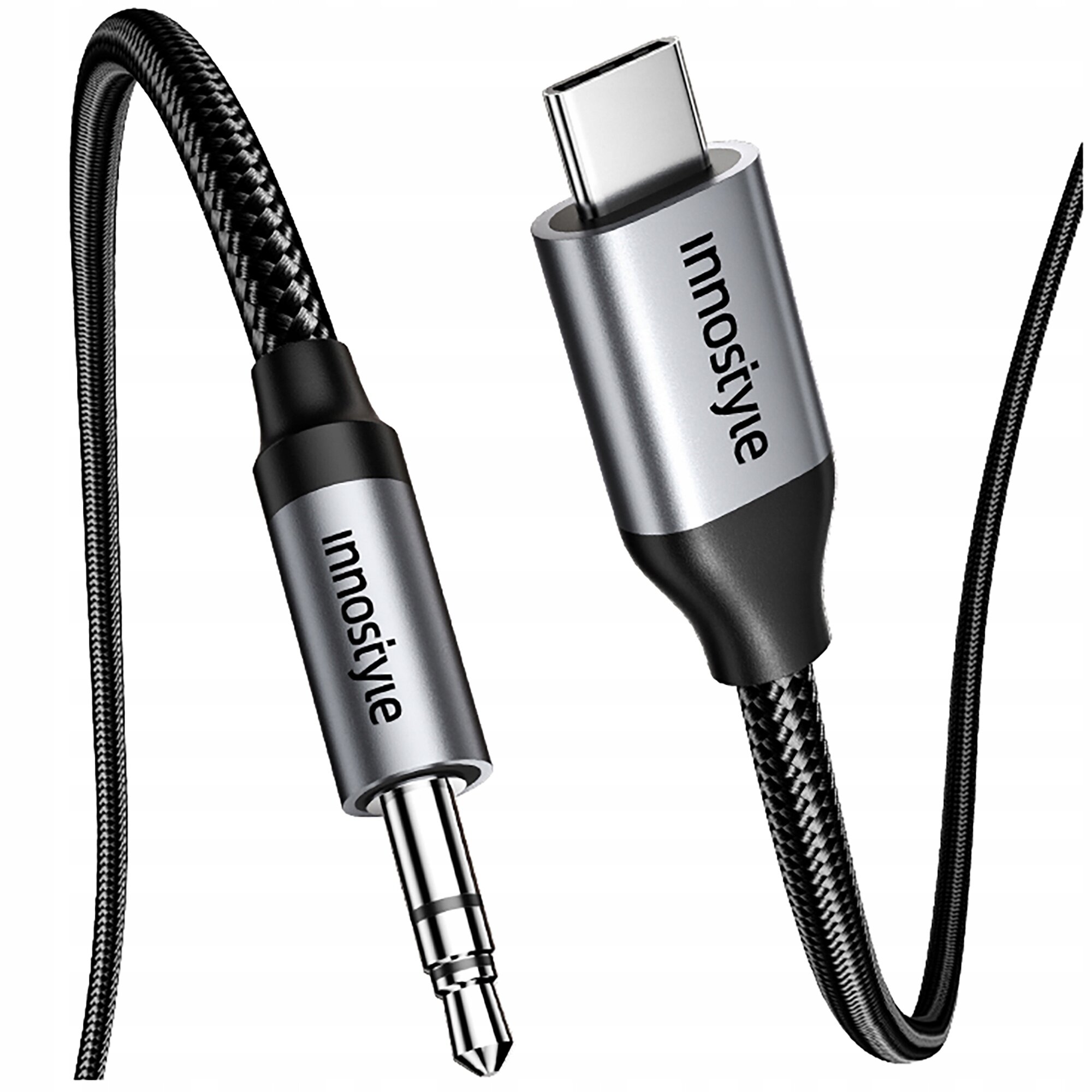 Na obrazie widoczny jest kabel z końcówkami USB-C i mini jack, z plecionym czarnym przewodem. Na obu końcówkach znajduje się napis \'innostyle\'.