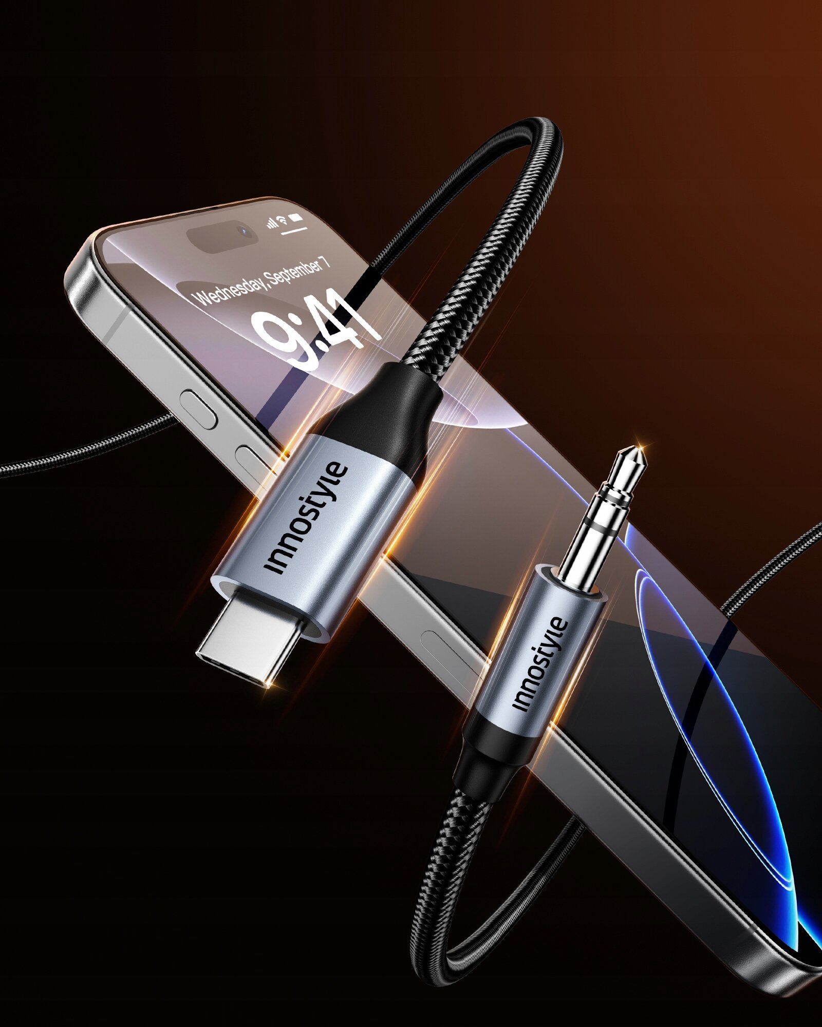 Na zdjęciu widoczny jest kabel USB C z adapterem mini jack, oznaczony napisem \'Innostyle\', podłączony do smartfona. Tło jest ciemne, a na ekranie telefonu widoczna jest godzina 9:41 i data \'Wednesday, September 7\'.