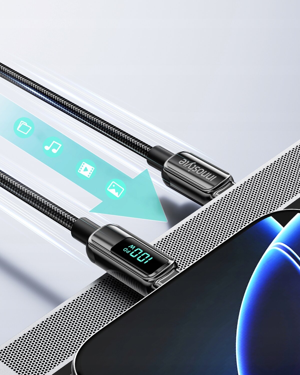 Kabel USB-C z wyświetlaczem pokazującym \'100W PD\' oraz logo \'Innostyle\' na wtyczce, obok którego widoczne są ikony plików, muzyki, wideo i zdjęć na tle strzałki wskazującej kierunek przesyłu danych.