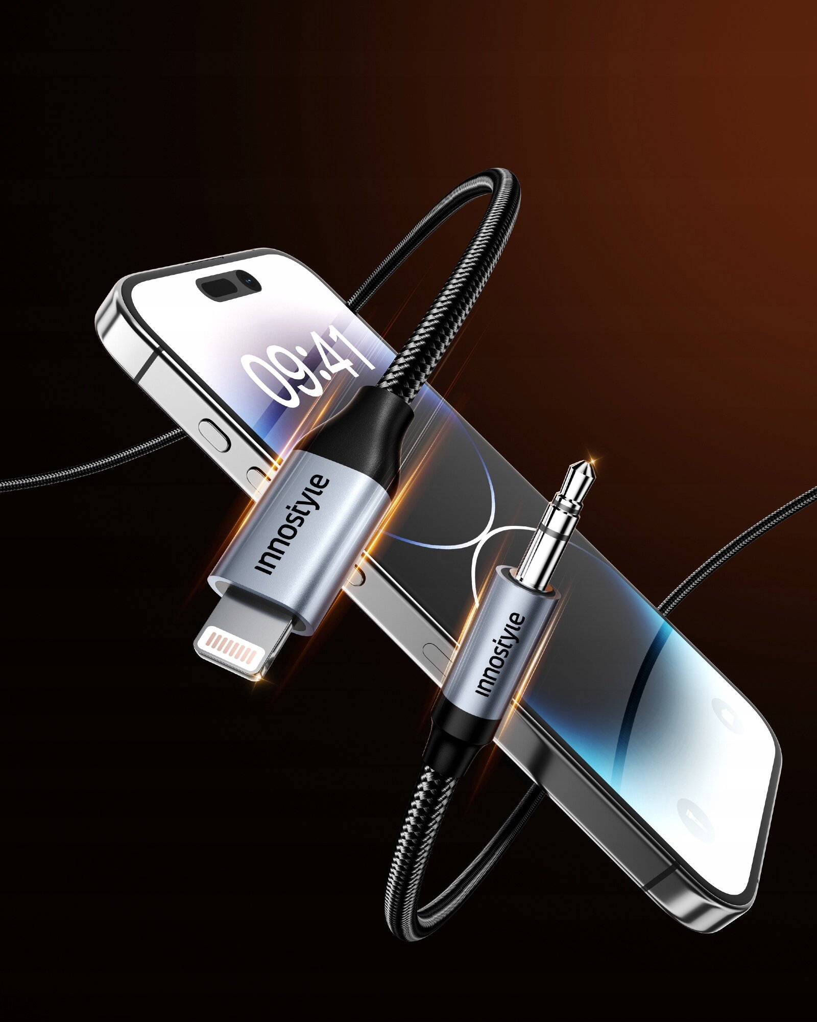 Na zdjęciu widoczny jest kabel z końcówkami Lightning i mini jack, z napisem \'innostyle\' na obu końcówkach, obok smartfona. Tło jest ciemne z gradientem pomarańczowym.