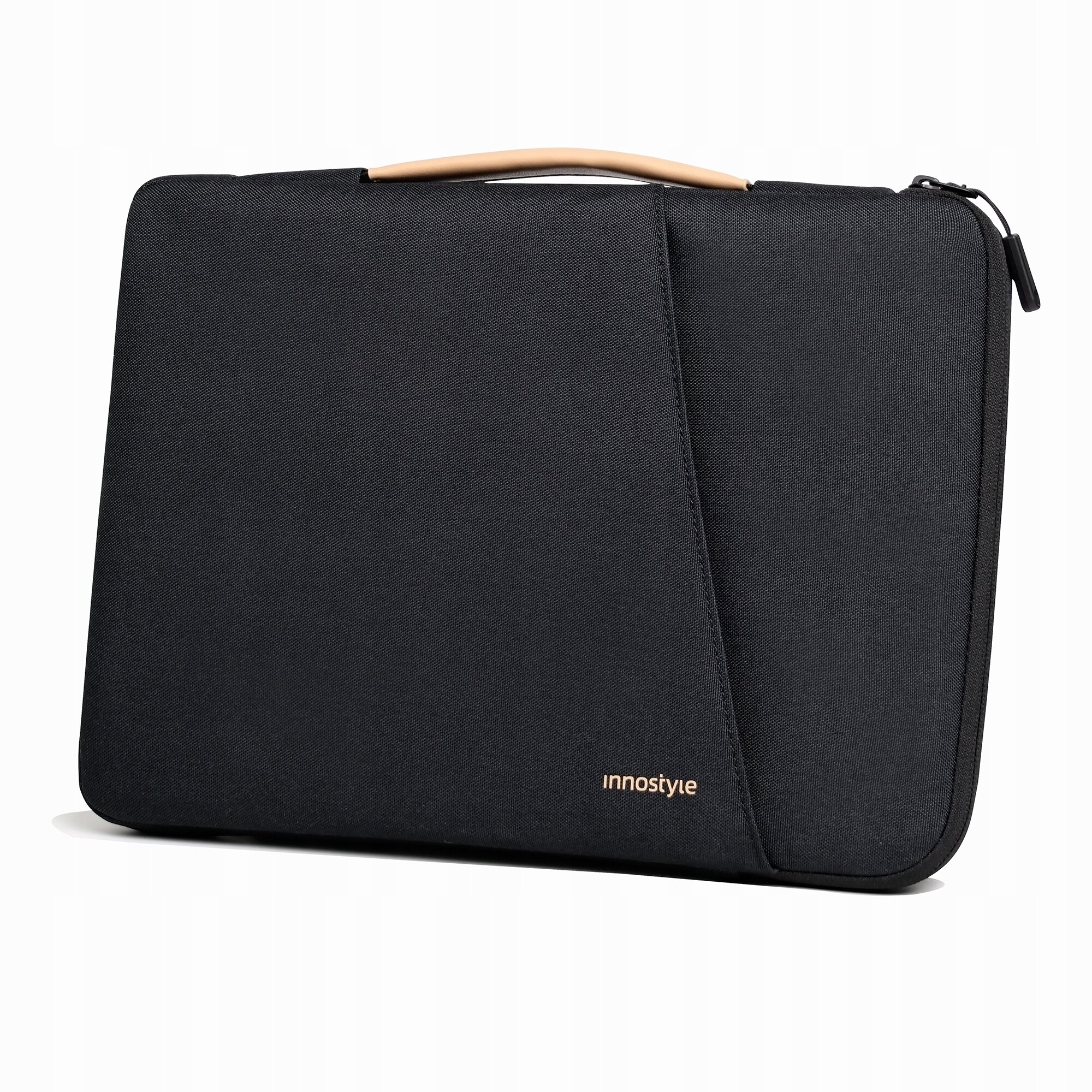 Czarna torba na laptopa z uchwytem w kontrastowym kolorze i logo \'innostyle\' w dolnej części. Torba ma prosty, elegancki design z zamkiem błyskawicznym na górze.