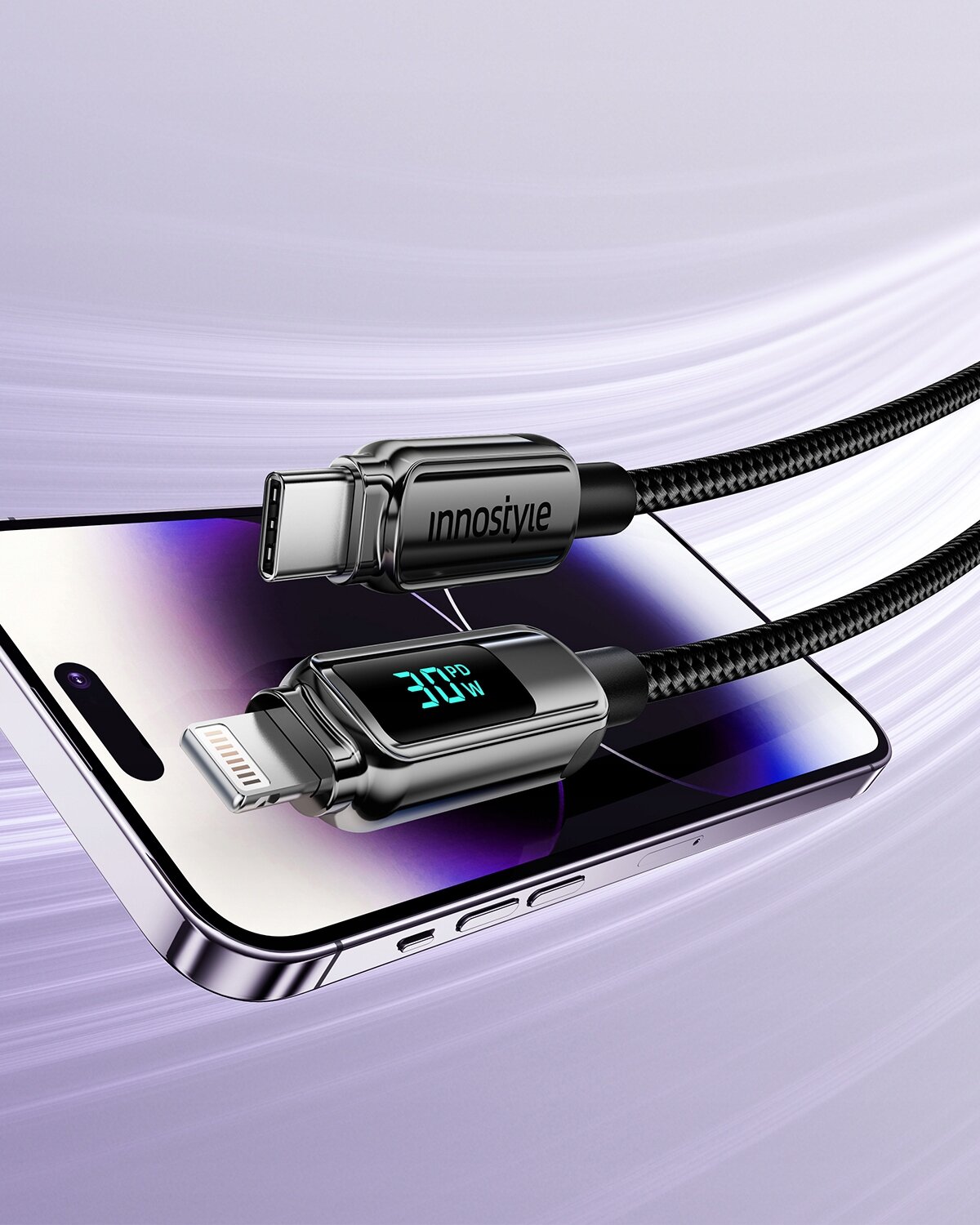 Kabel z wyświetlaczem USB-C Lightning leży na smartfonie, z widocznym napisem \'innostyle\' oraz \'30W PD\' na wyświetlaczu.