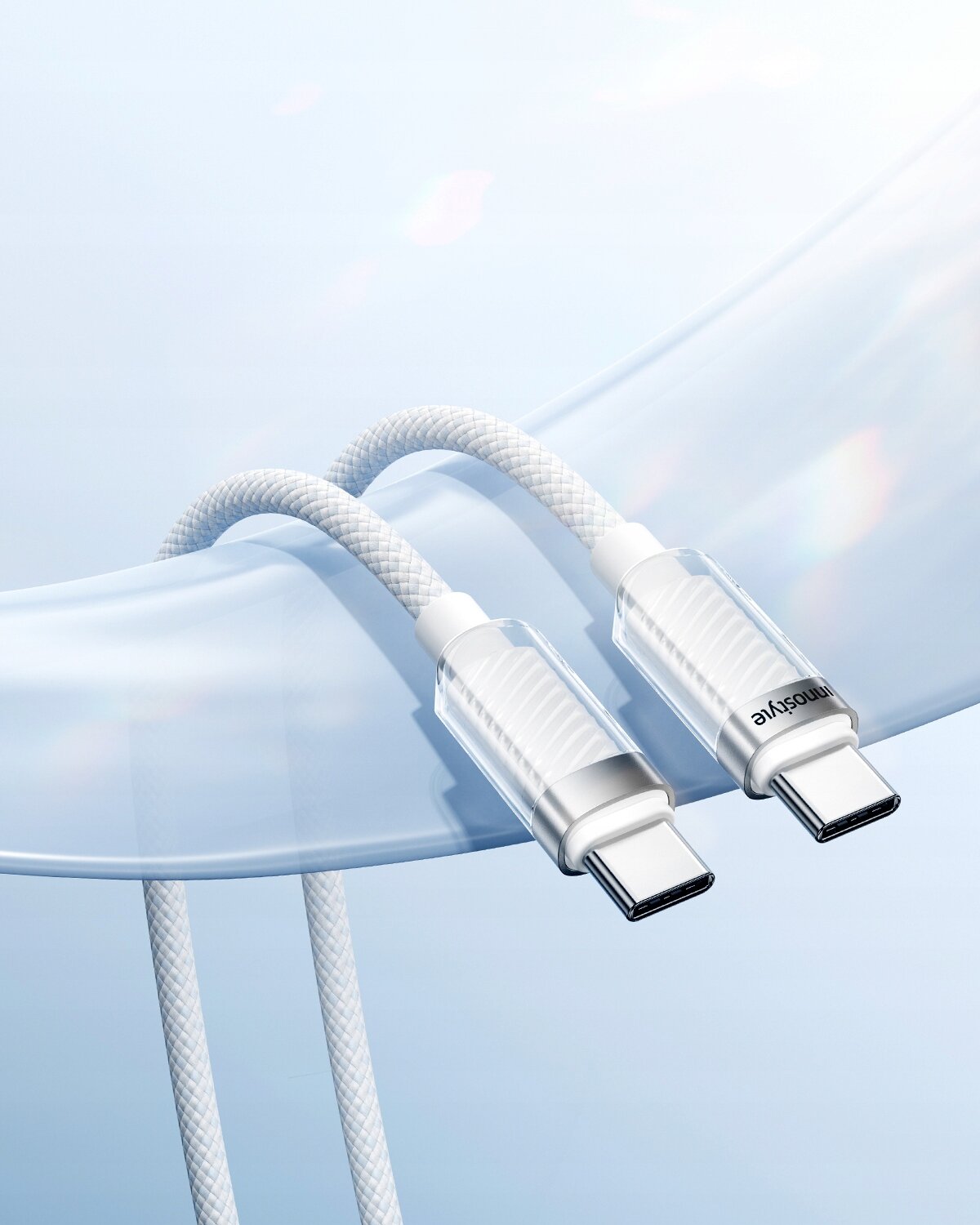 Dwa białe kable USB-C z plecionym oplotem i przezroczystymi końcówkami, na jednej z nich widoczny napis \'innostyle\'.