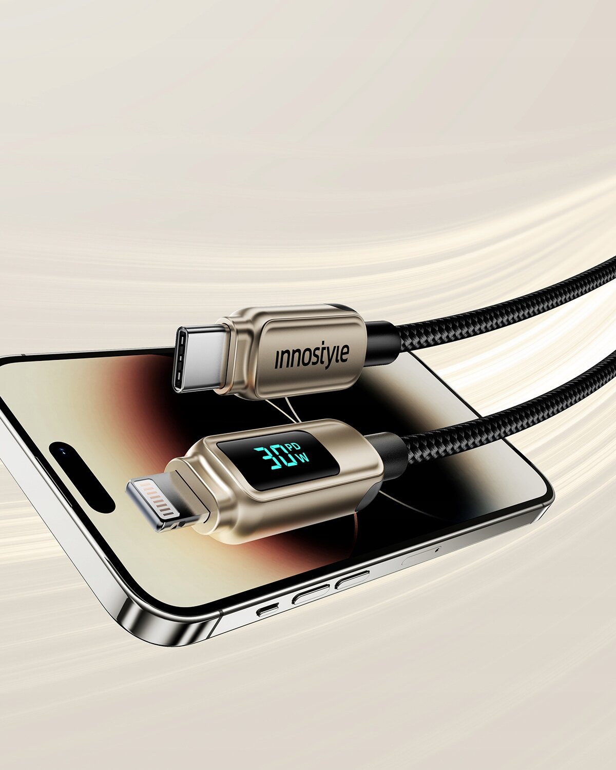Na obrazie widoczny jest kabel z wyświetlaczem, z jednej strony zakończony wtykiem USB-C, a z drugiej Lightning, leżący na smartfonie. Na wyświetlaczu kabla widnieje napis \'30W PD\'.
