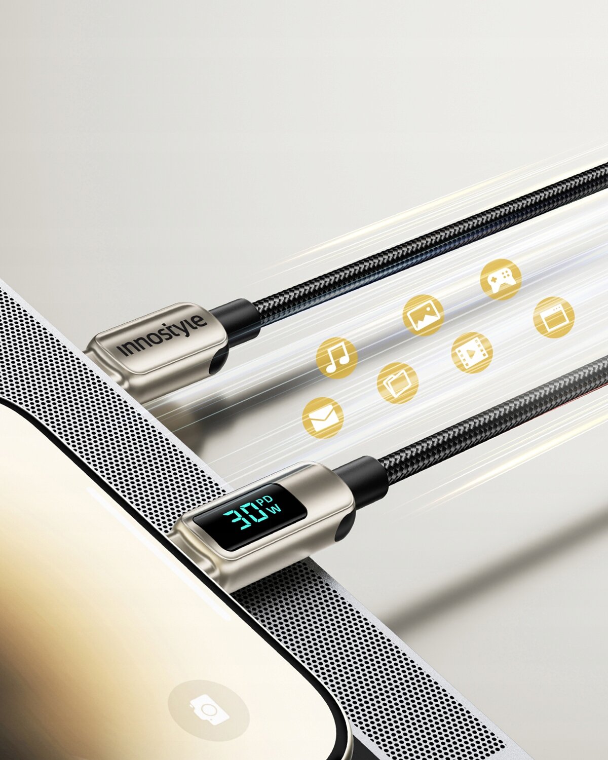 Kabel z wyświetlaczem pokazującym \'30 PD W\' oraz złącze z napisem \'innostyle\'.