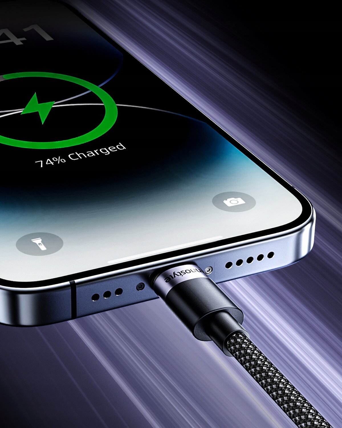 Smartfon z podłączonym kablem USB-C, na ekranie widoczny jest wskaźnik ładowania z napisem \'74% Charged\'. Kabel ma plecioną osłonę, a na wtyczce widnieje napis \'innostyle\'.