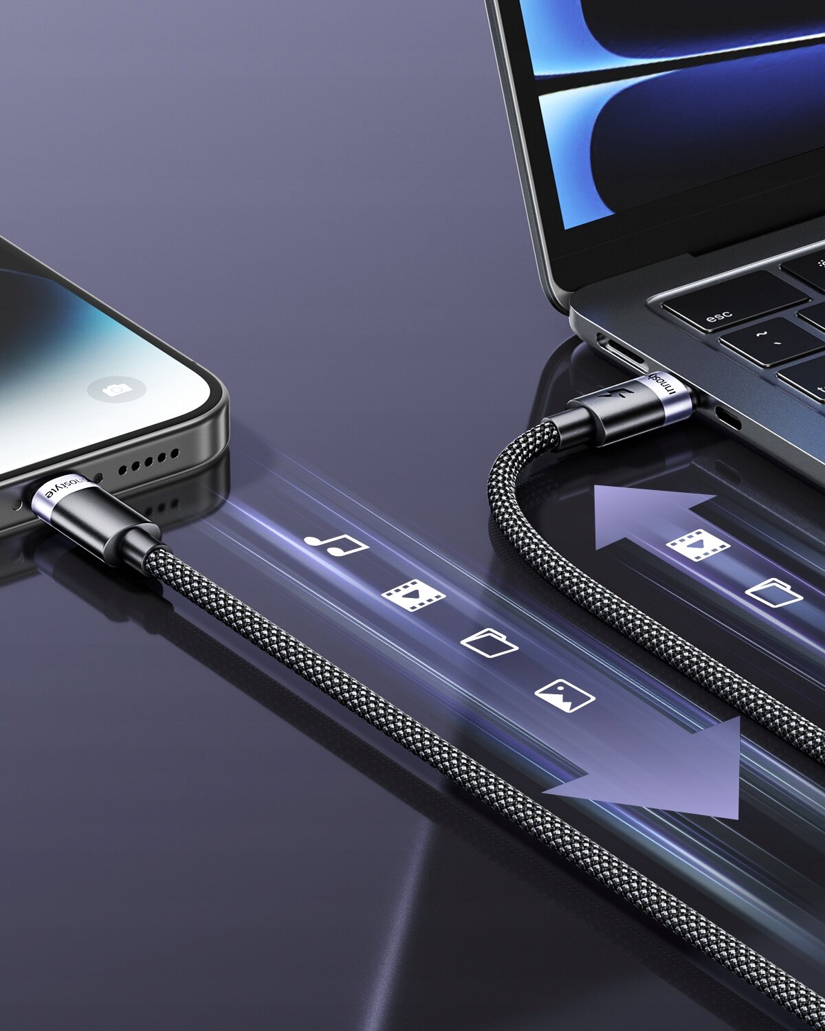 Na obrazie widać kabel USB-C Lightning podłączony do laptopa i smartfona. Na kablu widoczne jest logo \'Innostyle\', a w tle znajdują się ikony muzyki, filmu, folderu i zdjęcia.
