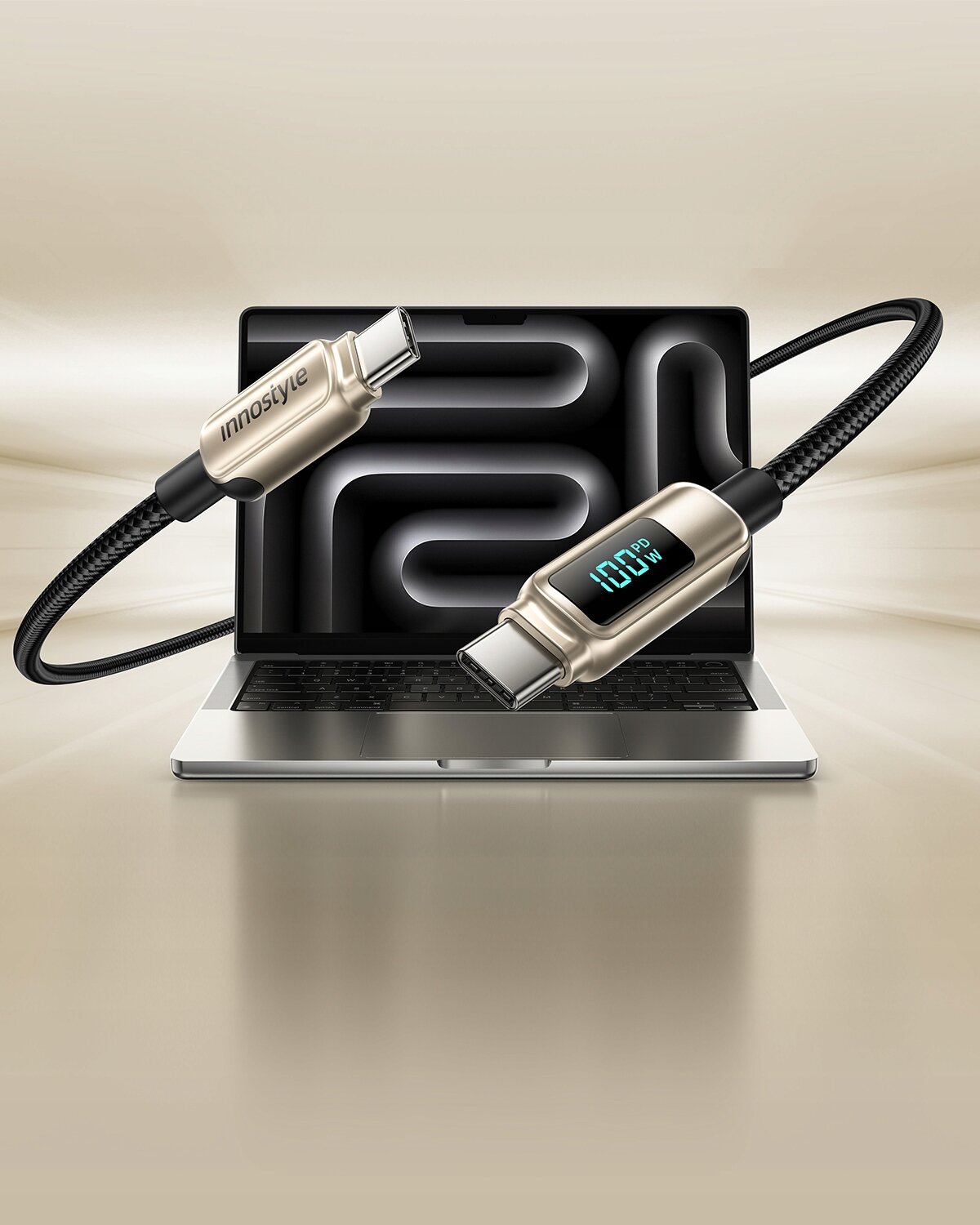 Kabel USB-C z wyświetlaczem pokazującym \'100W\' jest umieszczony przed laptopem z abstrakcyjnym wzorem na ekranie. Na kablu widoczne jest logo \'innostyle\'.