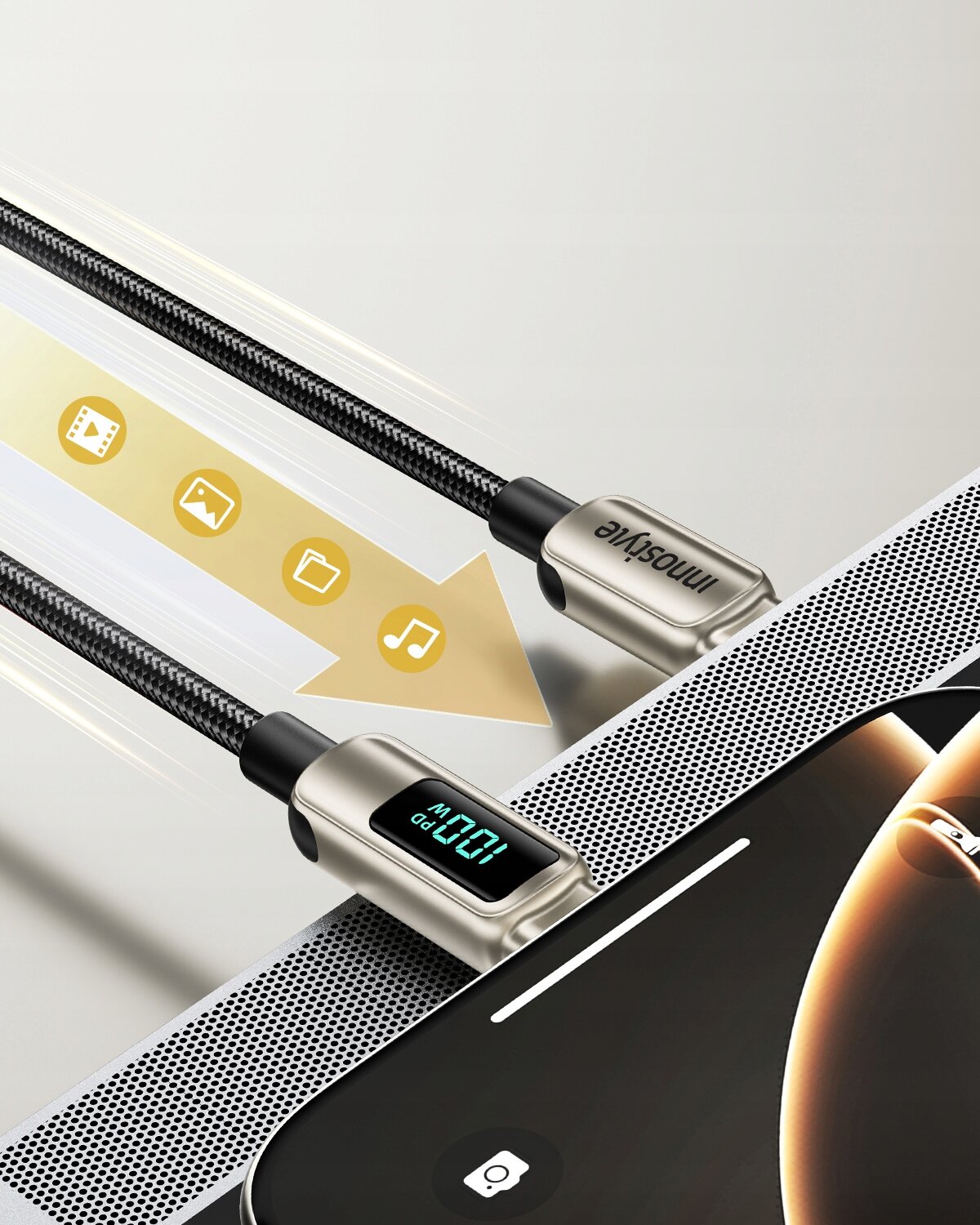 Kabel USB-C z wyświetlaczem pokazującym \'100W\' oraz logo \'Innostyle\' na złączach, obok którego znajdują się ikony symbolizujące różne typy plików.