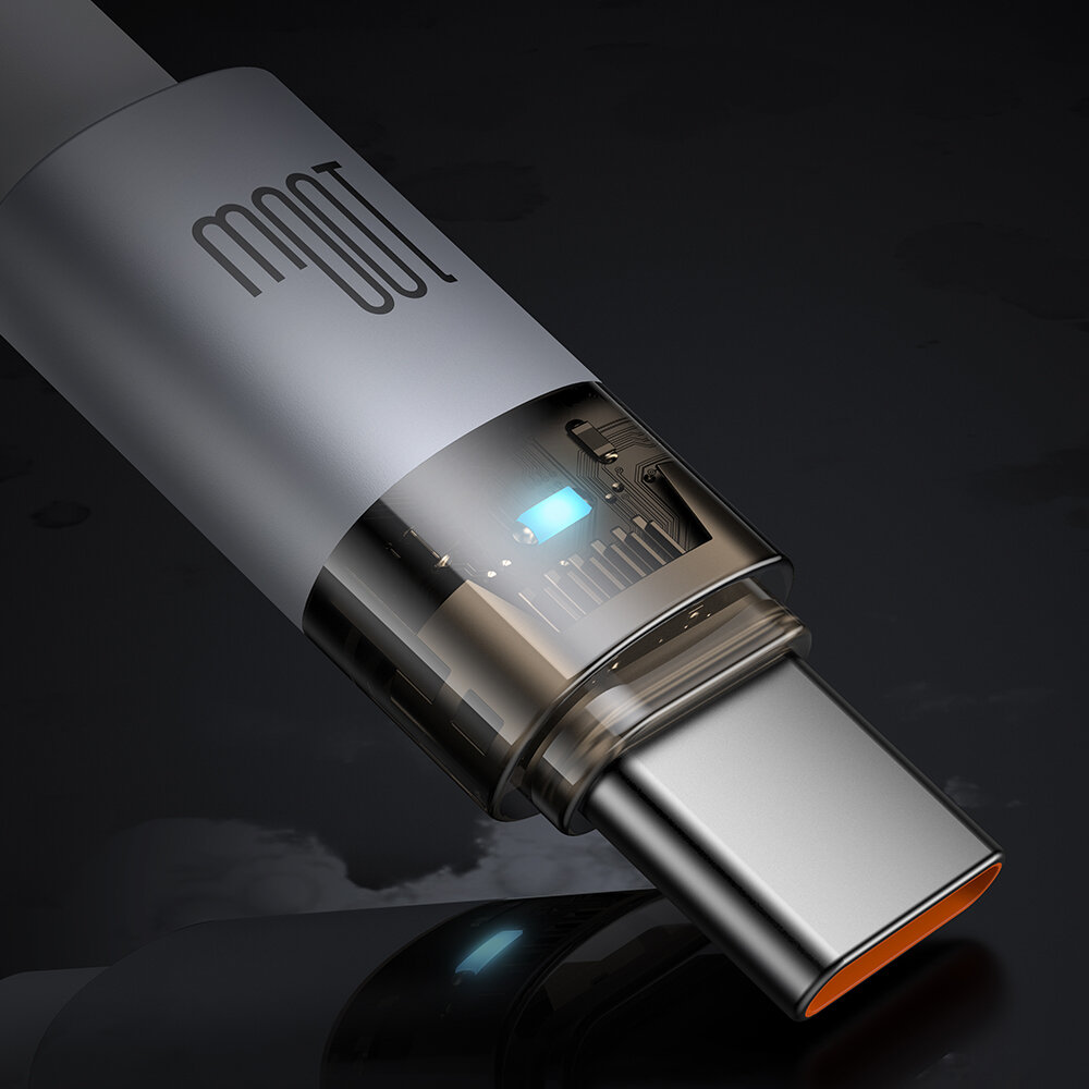 Zbliżenie na wtyczkę USB-C z przezroczystą obudową ukazującą wewnętrzne elementy elektroniczne. Na obudowie widoczne jest logo \'mcdodo\'.