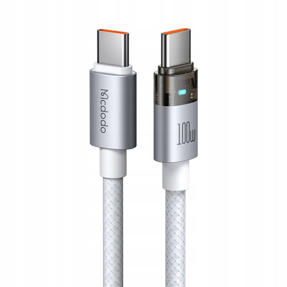 Obraz przedstawia dwa złącza kabla USB-C z metalicznymi końcówkami, na jednym widnieje napis \'Mcdodo\', a na drugim \'100W\'. Kabel ma plecioną, białą osłonę.