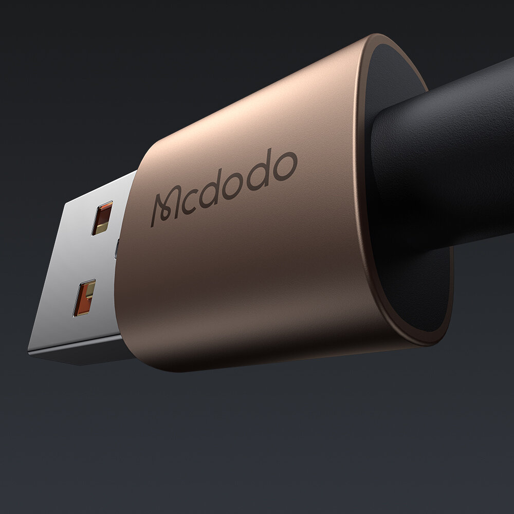 Zbliżenie na złoty kabel USB z logo \'Mcdodo\' na obudowie wtyczki.