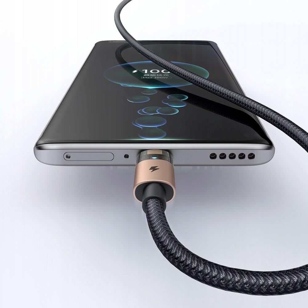 Smartfon z podłączonym kablem USB-C, na ekranie widoczny jest wskaźnik ładowania z napisem \'100%\'. Kabel ma plecioną osłonę i metalową końcówkę z symbolem błyskawicy.