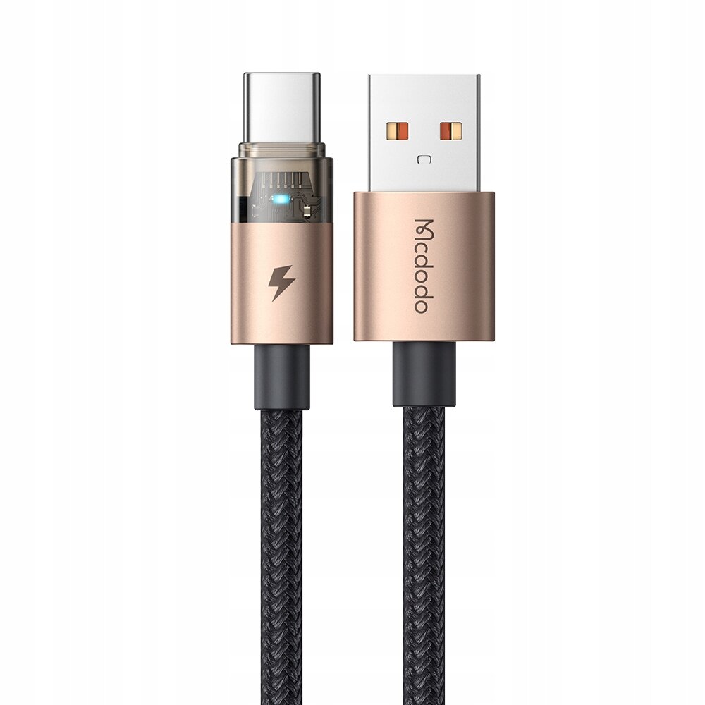 Obraz przedstawia złoty kabel USB z końcówkami USB-A i USB-C, z widocznym logo \'Mcdodo\' na jednej z końcówek. Kabel ma plecioną osłonę i symbol błyskawicy na jednej z końcówek.