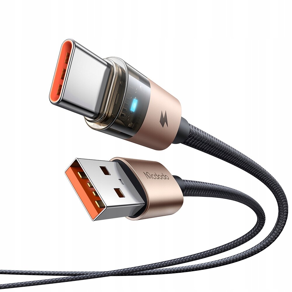 Obraz przedstawia złoty kabel USB z końcówkami USB-A i USB-C. Na jednej z końcówek widoczne jest logo oraz niebieska dioda LED.