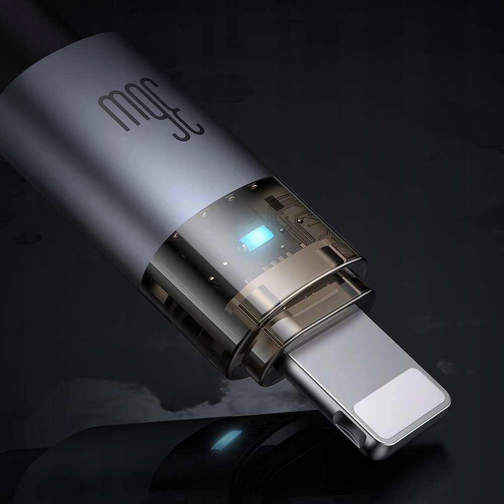 Zbliżenie na końcówkę kabla USB-C z widocznym przezroczystym elementem, przez który widać podświetlenie LED i elementy elektroniczne. Na obudowie kabla widoczne jest logo \'mgc\'.