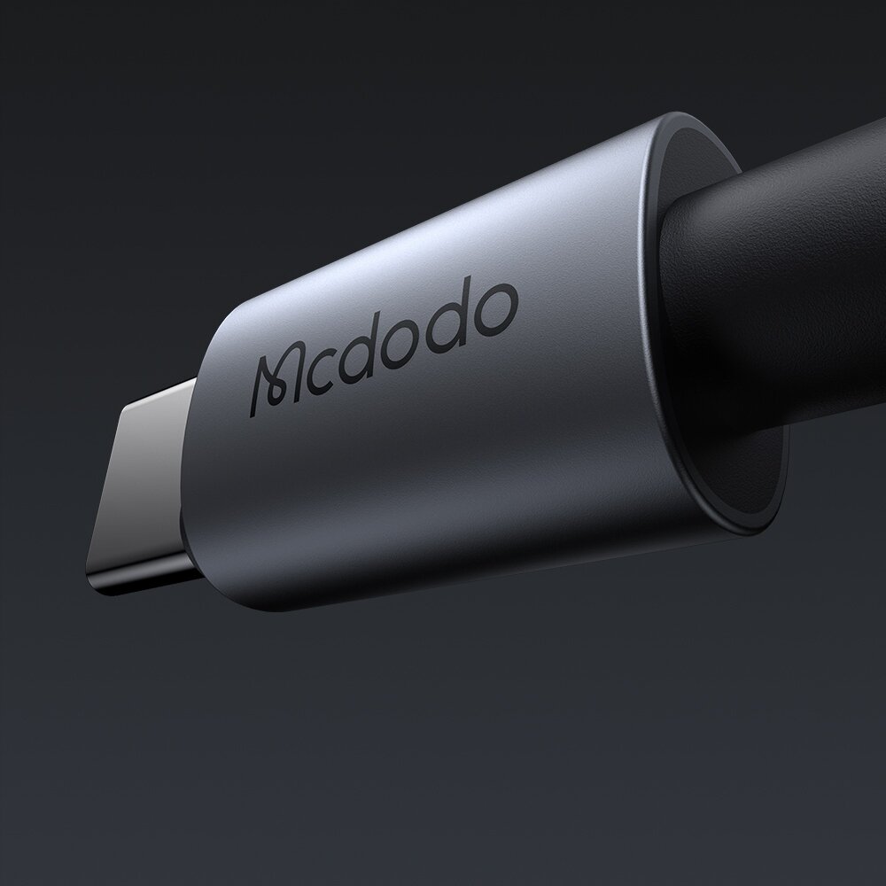 Zbliżenie na końcówkę kabla USB-C z metaliczną obudową, na której widnieje logo \'Mcdodo\'.