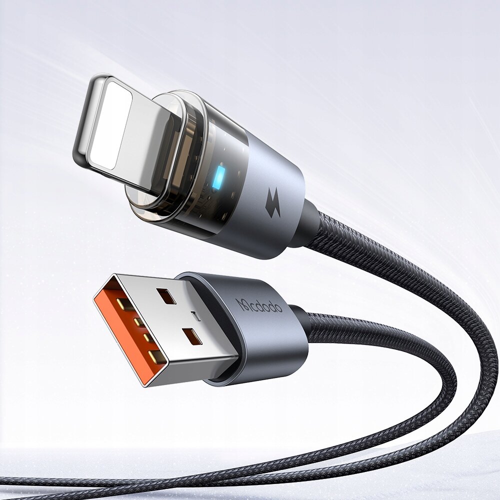 Na zdjęciu widoczny jest czarny kabel USB z końcówką Lightning, z metalicznymi złączami i plecionym przewodem. Na złączu USB znajduje się napis \'Mcdodo\'.