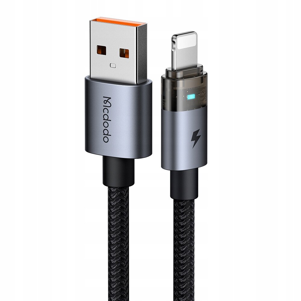 Na obrazie widoczny jest czarny kabel USB z plecionym oplotem, zakończony złączem USB i złączem Lightning. Na obudowie złącza USB znajduje się napis \'Mcdodo\', a na złączu Lightning widoczny jest symbol błyskawicy.