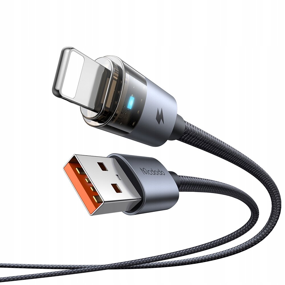 Na obrazie widoczny jest czarny kabel USB z końcówką Lightning oraz USB, z metalowymi elementami i plecionym oplotem. Na wtyczce USB znajduje się napis \'Mcdodo\'.