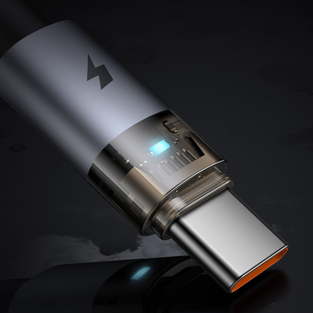 Zbliżenie na końcówkę kabla USB-C z widocznym wnętrzem, gdzie widać elementy elektroniczne i niebieską diodę. Obudowa jest metaliczna z symbolem błyskawicy.