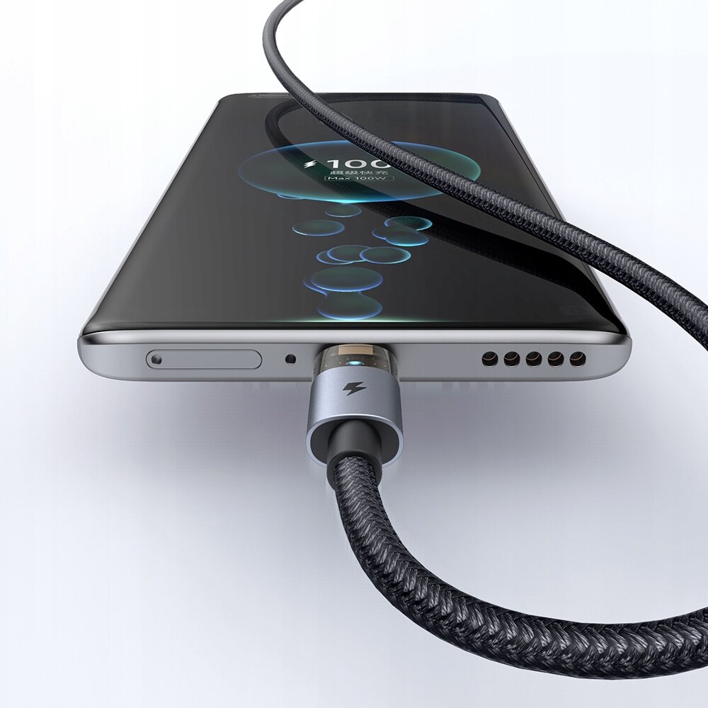 Smartfon podłączony do kabla USB-C z metalową końcówką i plecionym przewodem. Na ekranie widoczny jest wskaźnik ładowania z napisem \'100%\'.