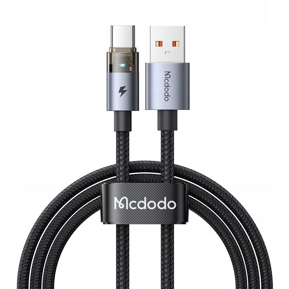 Na obrazie widoczny jest czarny kabel USB z końcówkami USB-A i USB-C, z logo \'Mcdodo\' na opasce spinającej kabel. Końcówka USB-C ma symbol błyskawicy, a końcówka USB-A ma dwa pomarańczowe elementy.