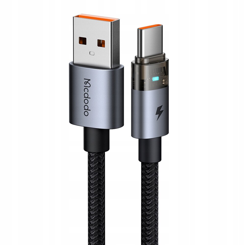 Na obrazie widoczny jest czarny kabel USB z końcówkami USB-A i USB-C. Na jednej z końcówek znajduje się logo Mcdodo oraz symbol błyskawicy.