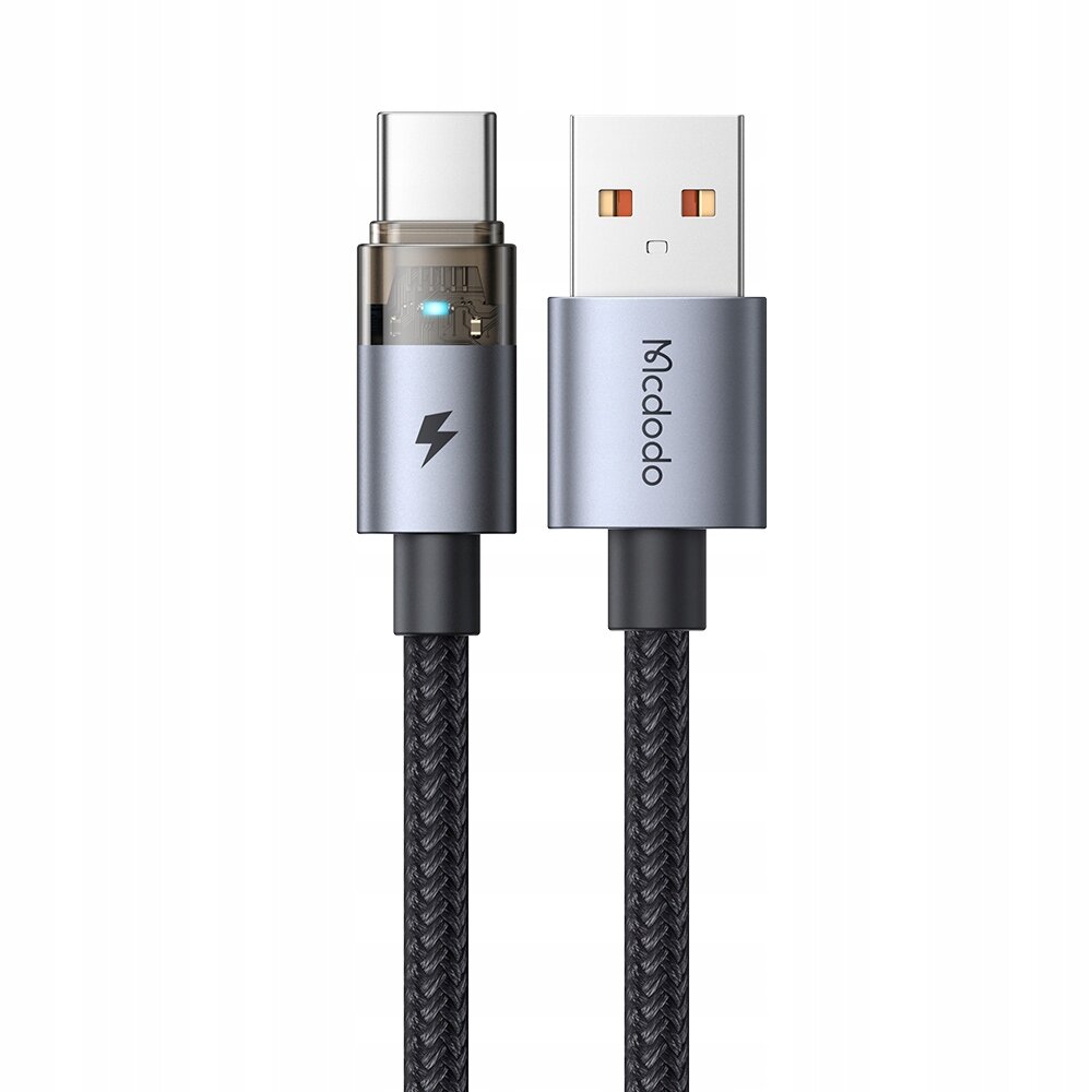 Na obrazie widoczny jest czarny kabel USB z końcówkami USB-A i USB-C. Na jednej z końcówek znajduje się logo \'Mcdodo\' oraz symbol błyskawicy.