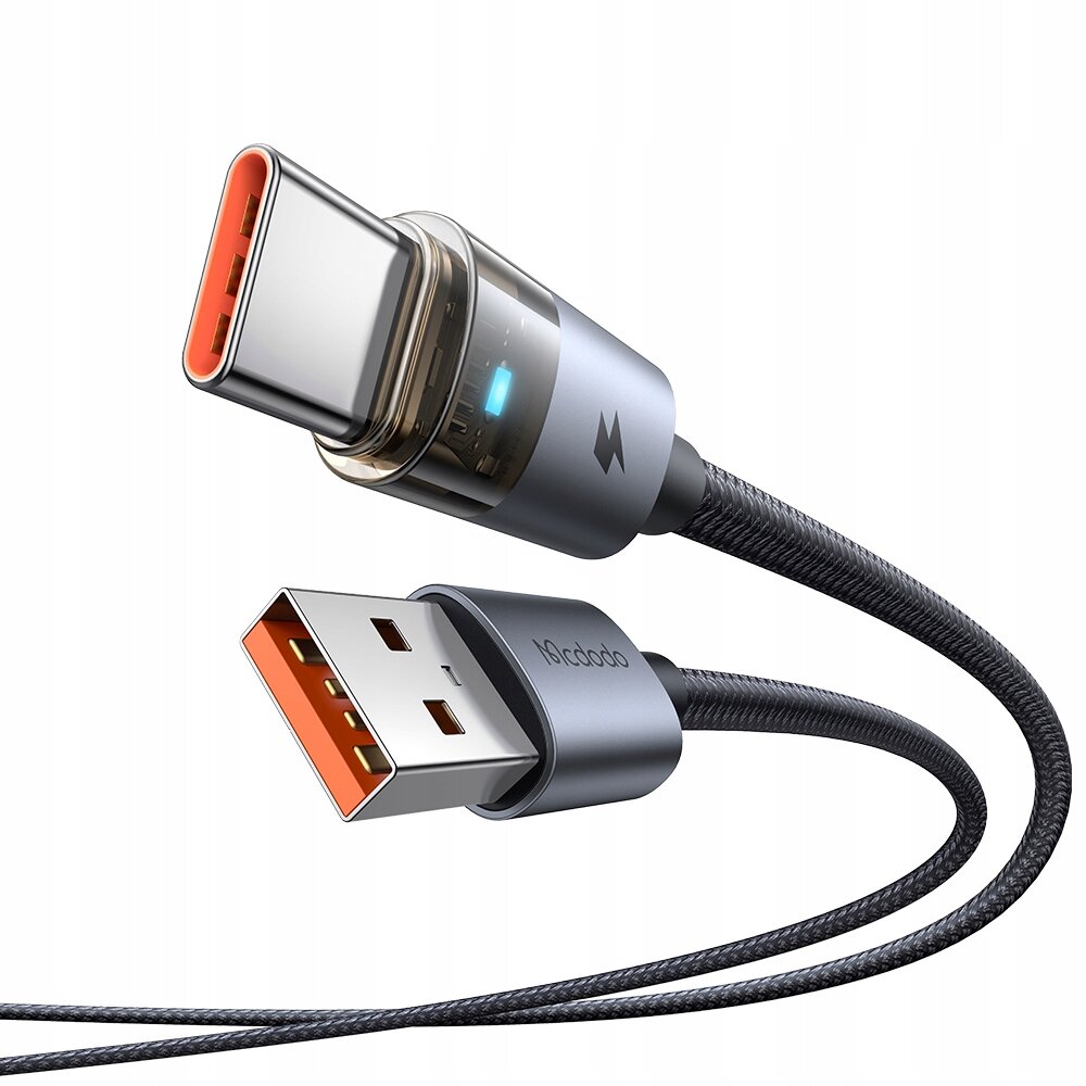 Obraz przedstawia czarny kabel USB z końcówkami USB-A i USB-C. Na końcówce USB-C widoczna jest niebieska dioda LED, a na końcówce USB-A znajduje się napis \'Mcdodo\'.