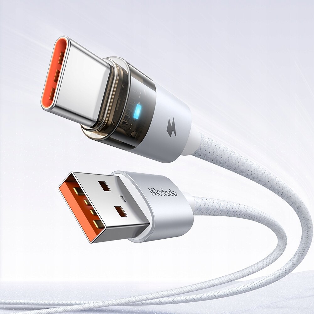 Zdjęcie przedstawia biały kabel USB-A do USB-C z szybkim ładowaniem, z widocznym logo \'Mcdodo\' na wtyczce USB-A oraz niebieskim wskaźnikiem LED na wtyczce USB-C.