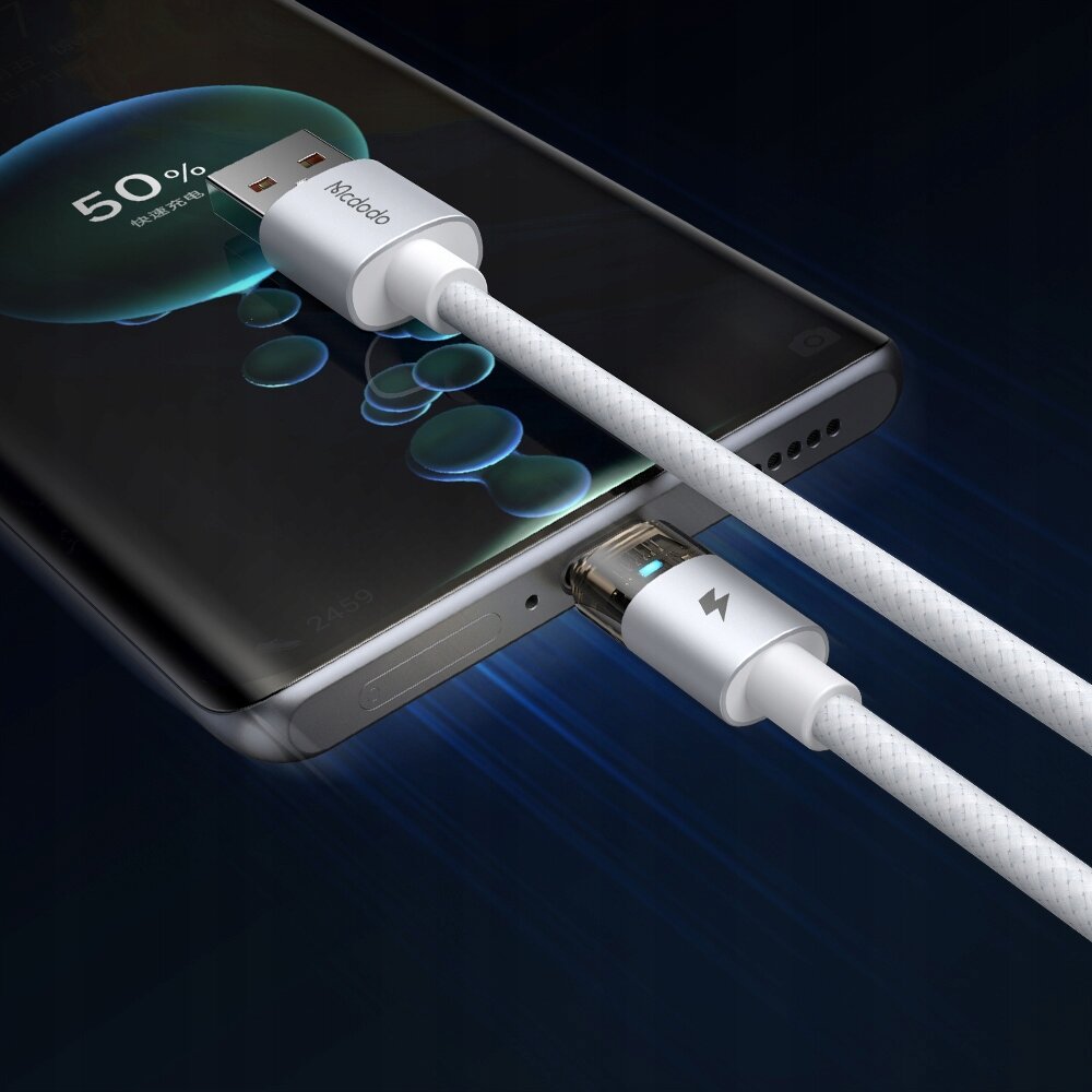 Na zdjęciu widać biały kabel USB-A do USB-C podłączony do smartfona, na ekranie którego wyświetla się poziom naładowania baterii wynoszący 50%. Na wtyczce USB-A widoczne jest logo \'Mcdodo\'.