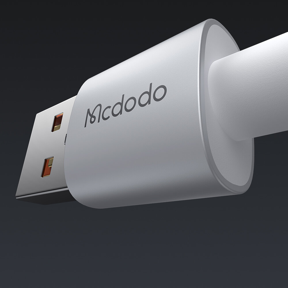 Zbliżenie na biały kabel USB z logo \'Mcdodo\' na wtyczce USB-A.