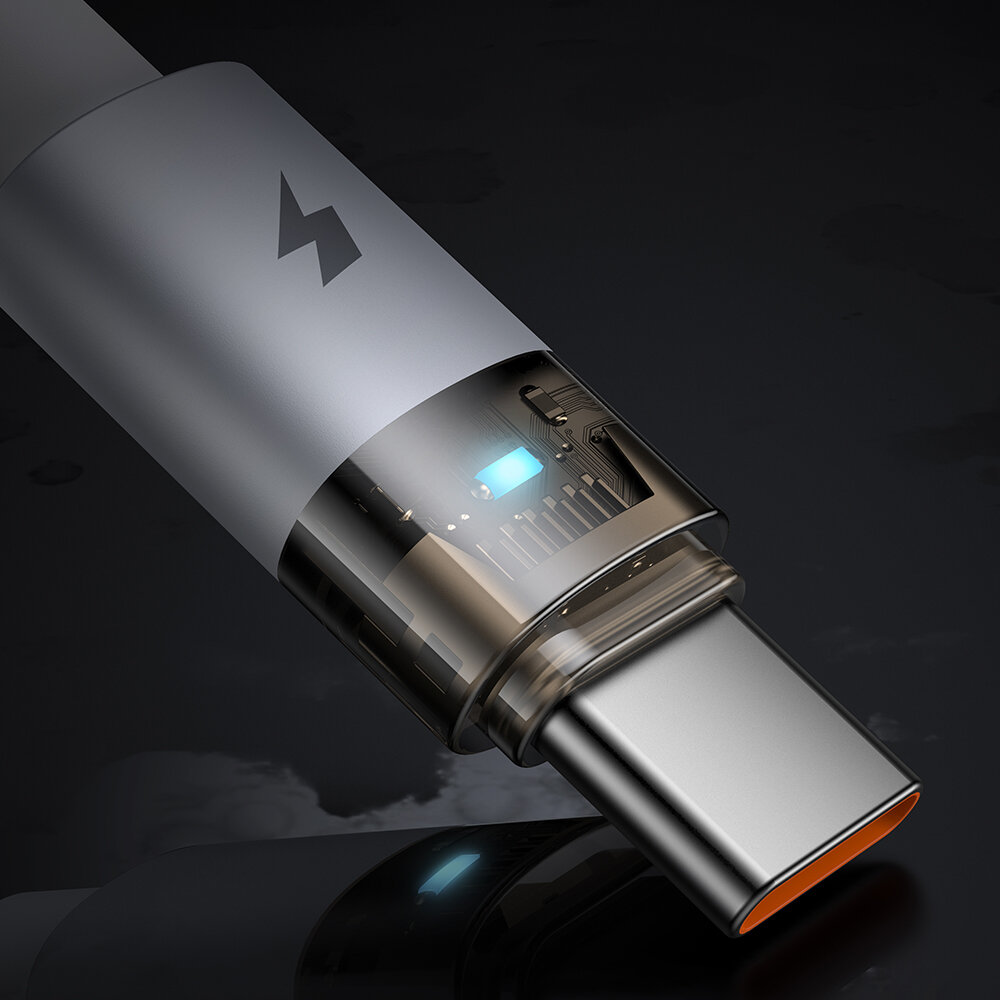 Zbliżenie na końcówkę kabla USB-C z przezroczystą obudową ukazującą wewnętrzne elementy elektroniczne. Na obudowie widoczny jest symbol błyskawicy.