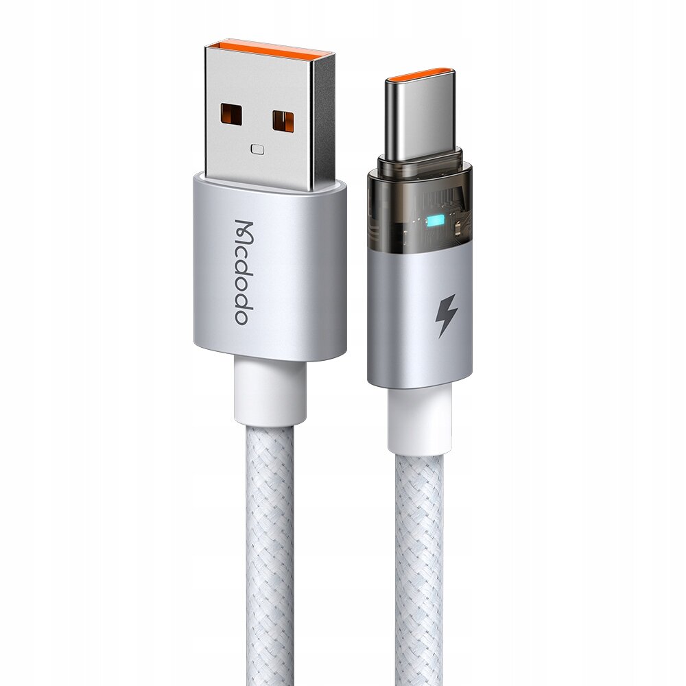 Na obrazie widoczny jest biały kabel USB z końcówkami USB-A i USB-C, z metalicznymi obudowami. Na jednej z końcówek znajduje się logo \'Mcdodo\'.