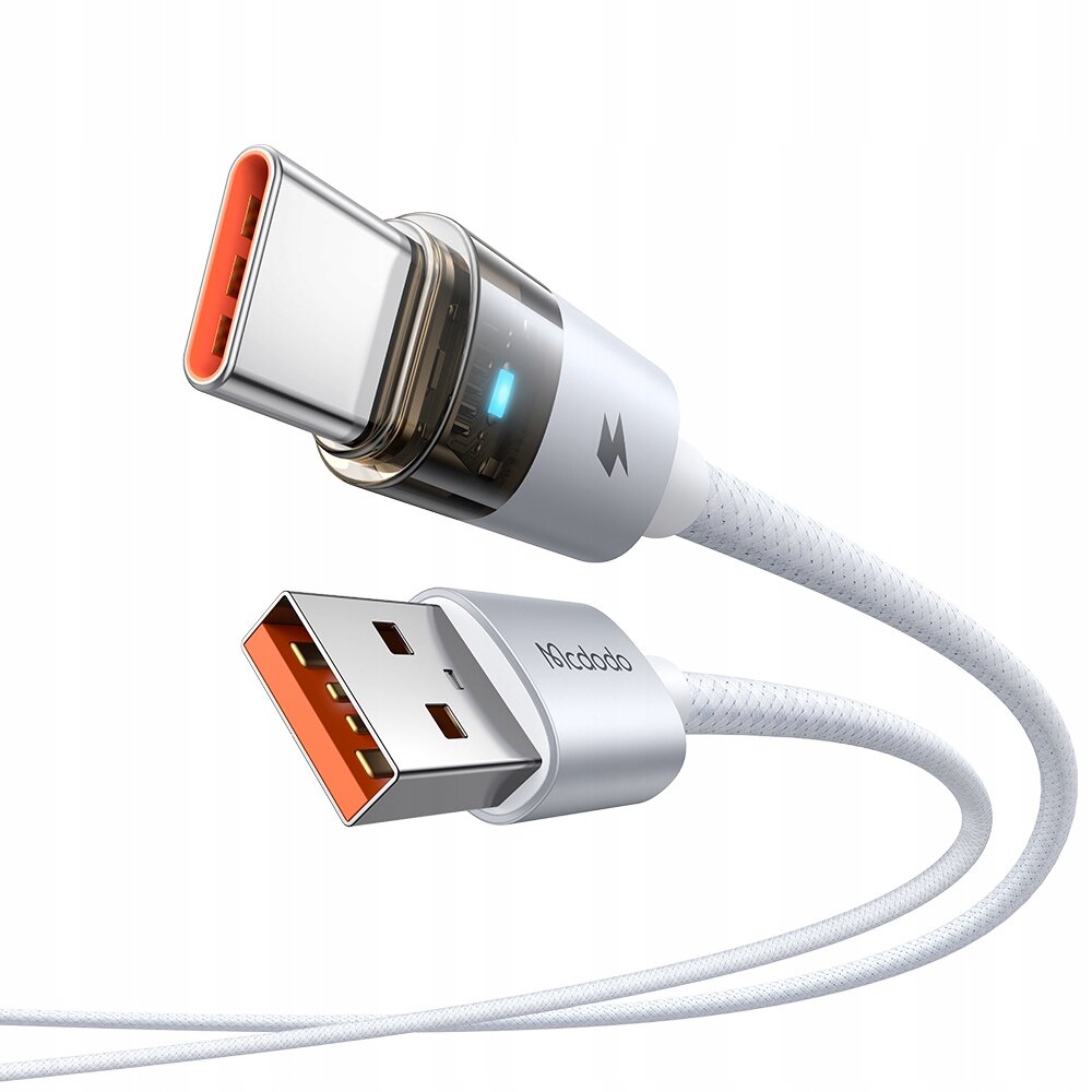Na obrazie widoczny jest biały kabel USB z końcówkami USB-A i USB-C. Na jednej z końcówek znajduje się logo \'Mcdodo\'.