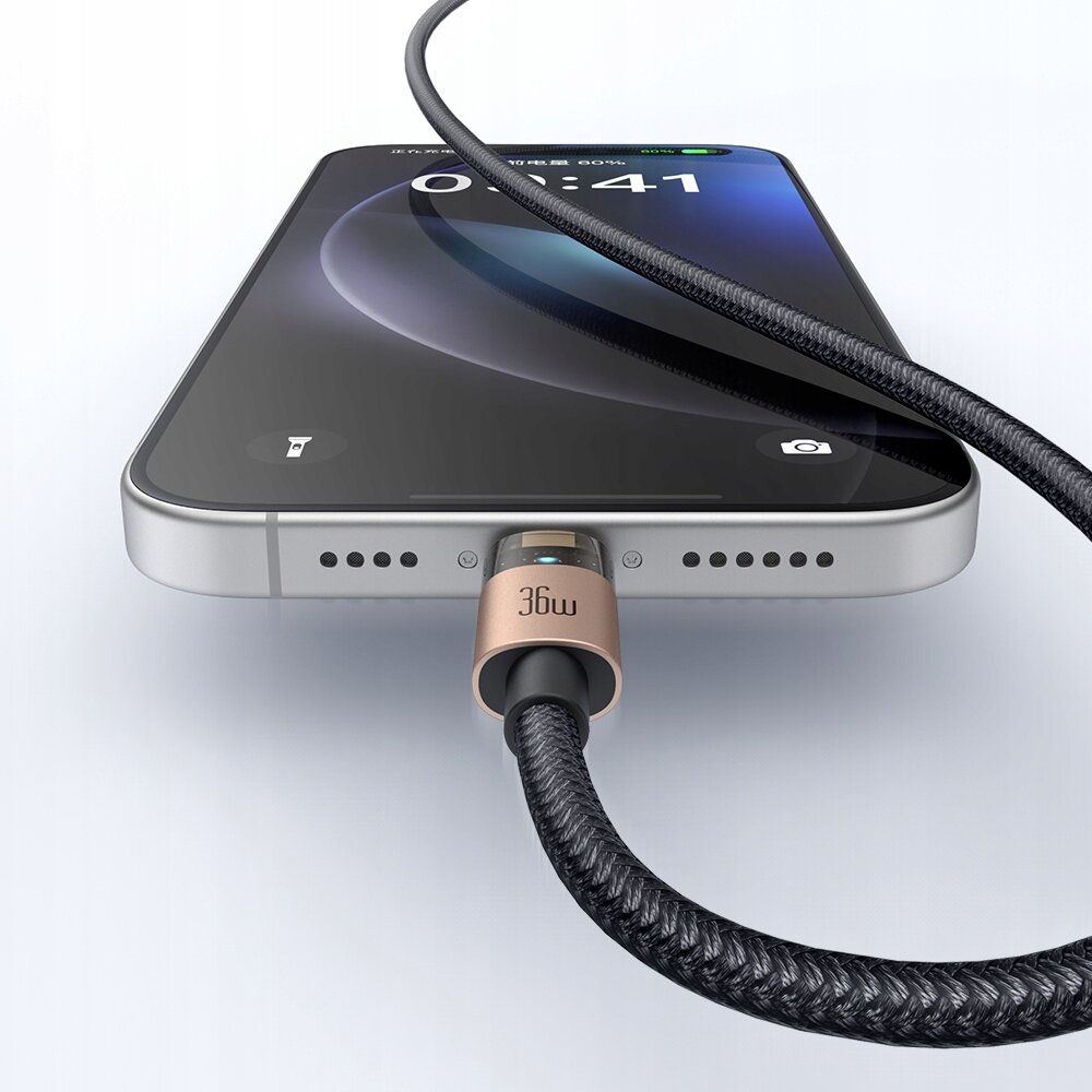 Smartfon z podłączonym kablem USB-C, na ekranie widoczna godzina 02:41. Na złączu kabla napis \'36W\'.