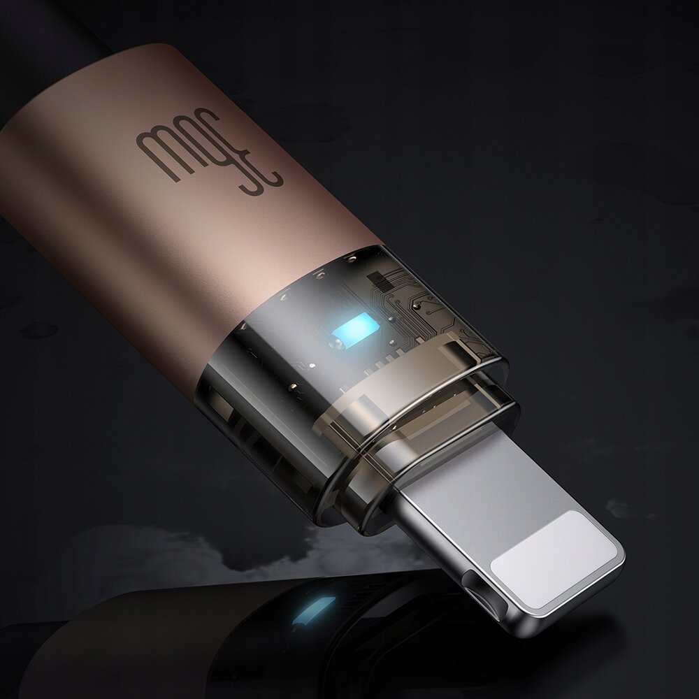 Zbliżenie na końcówkę kabla USB-C z metaliczną obudową w kolorze złotym i widocznym logo \'mgc\'. Wewnątrz przezroczystej części widać podświetlenie LED oraz elementy elektroniczne.