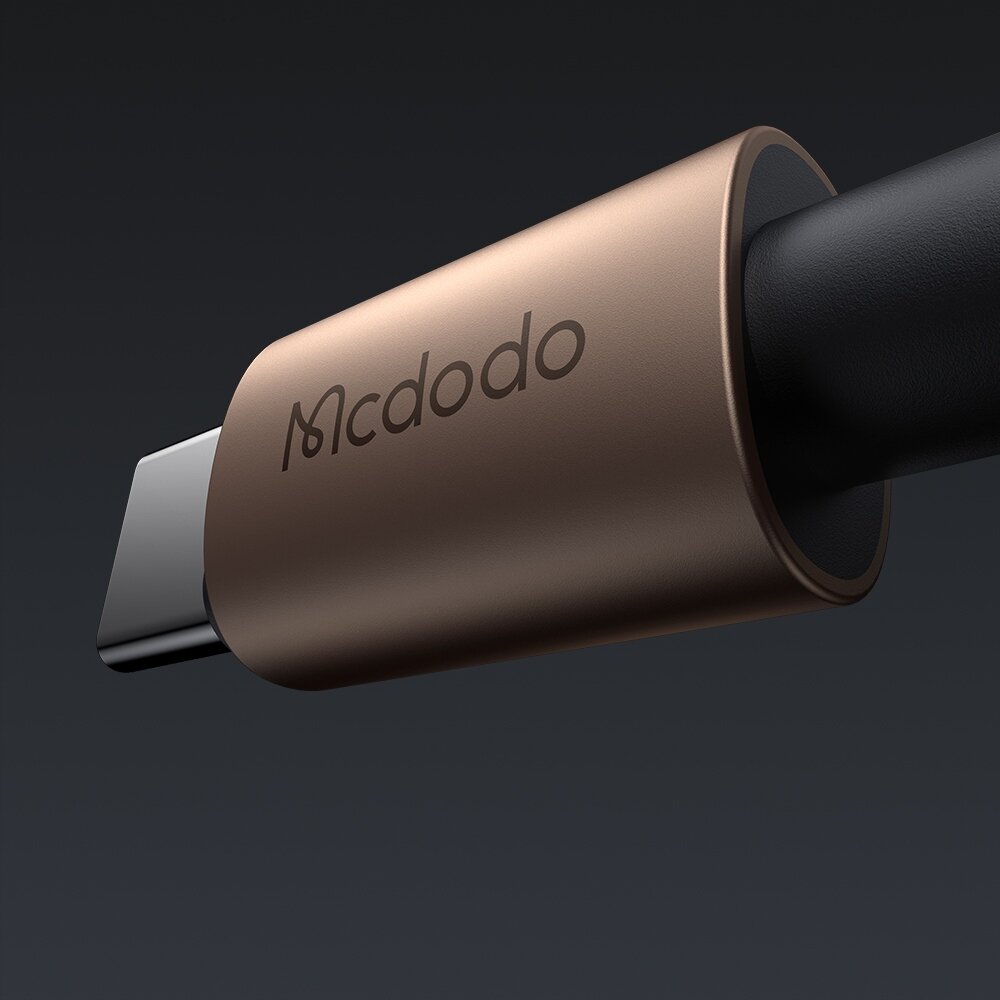 Zbliżenie na złoty wtyk kabla USB-C z widocznym logo \'Mcdodo\'.