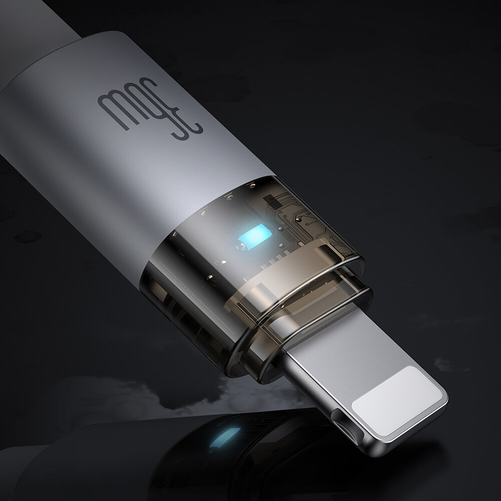 Zbliżenie na końcówkę kabla USB-C z widocznym przezroczystym elementem, przez który widać podświetlenie LED i elementy elektroniczne. Na obudowie kabla znajduje się logo \'mgc\'.