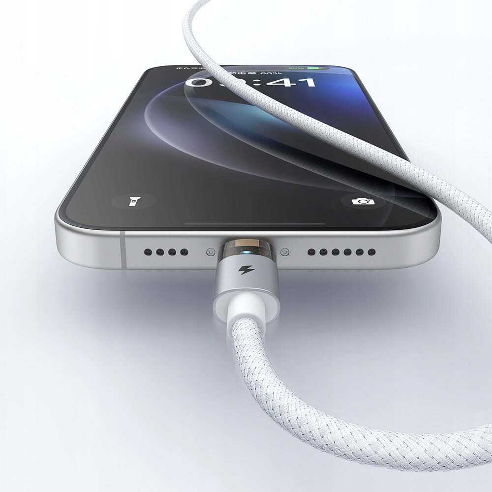 Zdjęcie przedstawia kabel USB-C podłączony do smartfona, na którym widoczny jest napis \'36W\'. Ekran telefonu pokazuje godzinę 06:41.