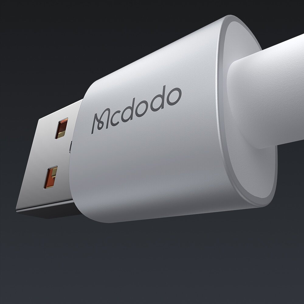 Zbliżenie na biały kabel USB z logo \'Mcdodo\' na obudowie wtyczki.