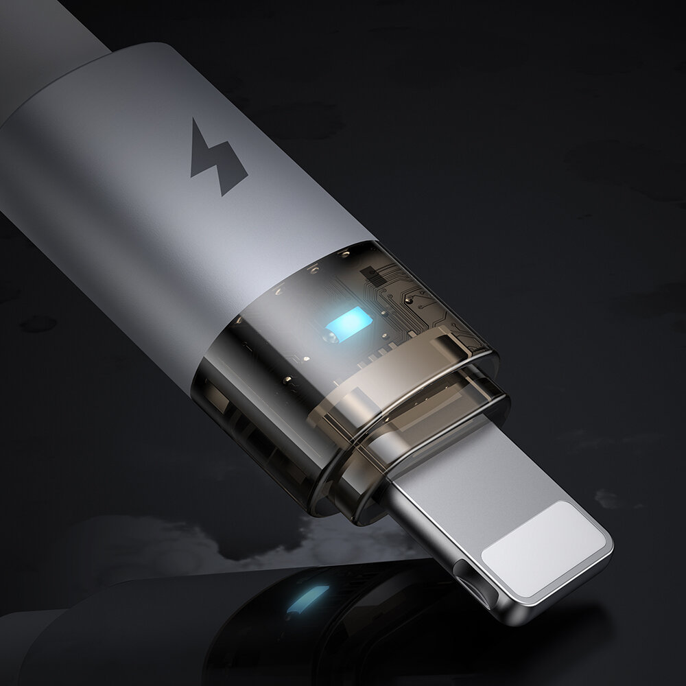 Zbliżenie na końcówkę kabla USB-C z widocznym przezroczystym elementem, przez który widać podświetlony na niebiesko układ elektroniczny. Na obudowie kabla znajduje się logo \'mgc\'.