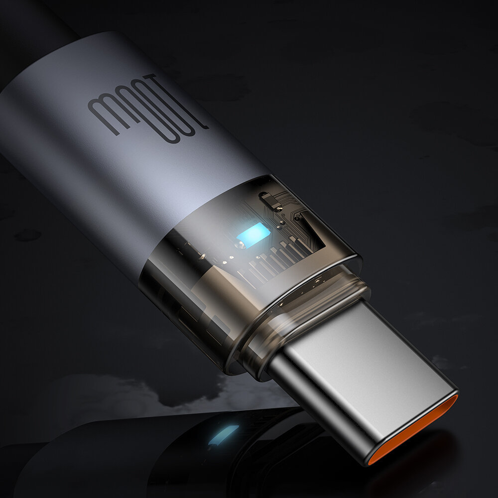 Zbliżenie na końcówkę kabla USB-C z widocznym przezroczystym elementem ukazującym wnętrze z niebieskim podświetleniem. Na obudowie widoczne jest logo \'mcdodo\'.