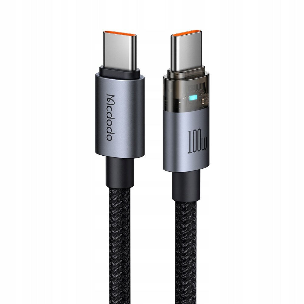 Obraz przedstawia dwa złącza kabla USB-C z metalowymi końcówkami, na jednym widnieje napis \'Mcdodo\', a na drugim \'100W\'. Kabel ma plecioną, czarną osłonę.