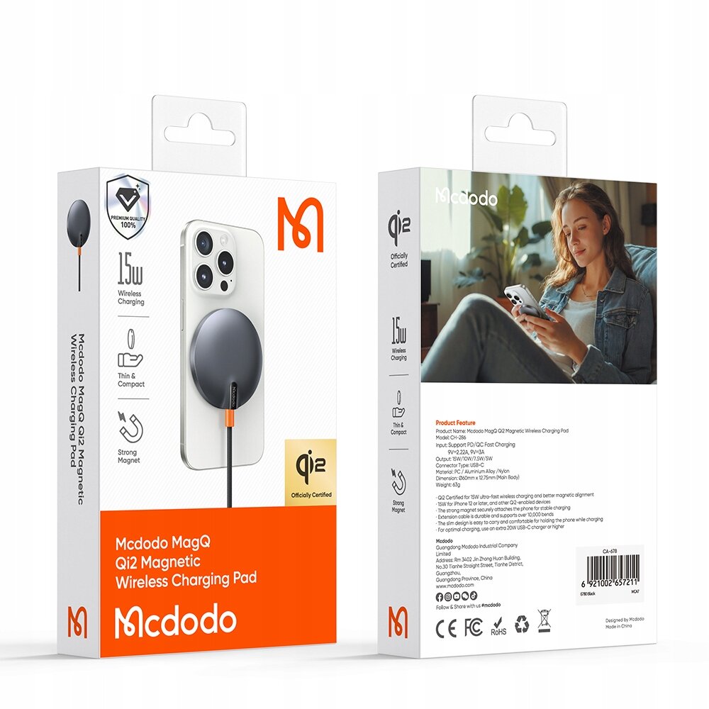 Opakowanie produktu Mcdodo MagQ Qi2 Magnetic Wireless Charging Pad z widocznym logo Mcdodo i zdjęciem ładowarki indukcyjnej przyczepionej do telefonu. Na odwrocie opakowania znajduje się zdjęcie osoby używającej telefonu oraz szczegóły techniczne produktu, takie jak moc 15W i certyfikaty CE, FCC, RoHS.