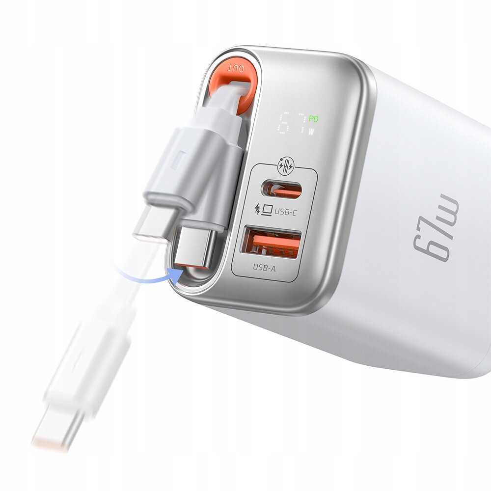 Biała ładowarka sieciowa z trzema portami: dwoma USB-C i jednym USB-A, z oznaczeniem \'67W\' na obudowie. Widoczne są podłączone kable oraz wyświetlacz z napisem \'67W PD\'.