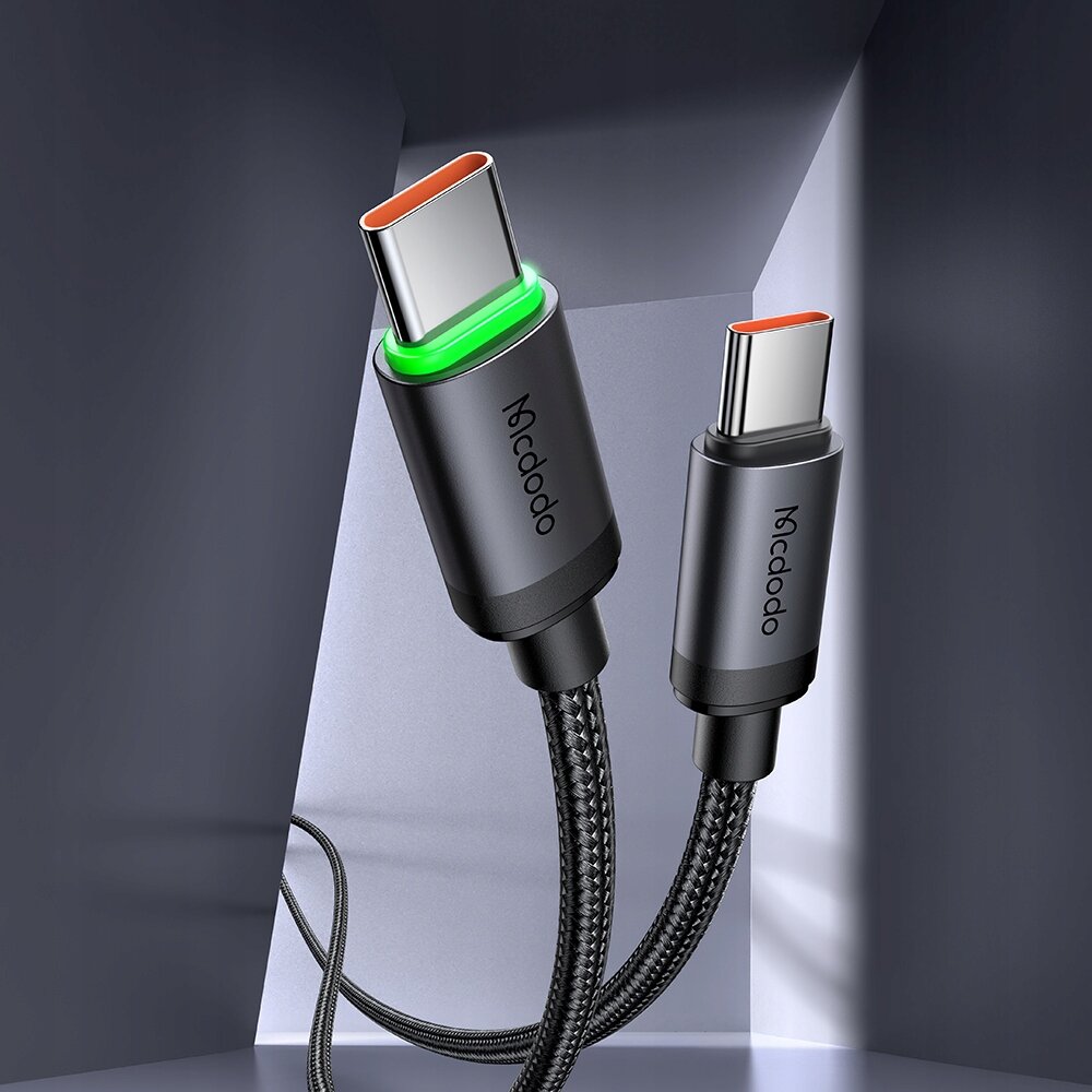 Dwa kable USB-C z plecionymi osłonami, jeden z zielonym podświetleniem wokół złącza, z widocznym napisem \'Mcdodo\' na obu wtyczkach.
