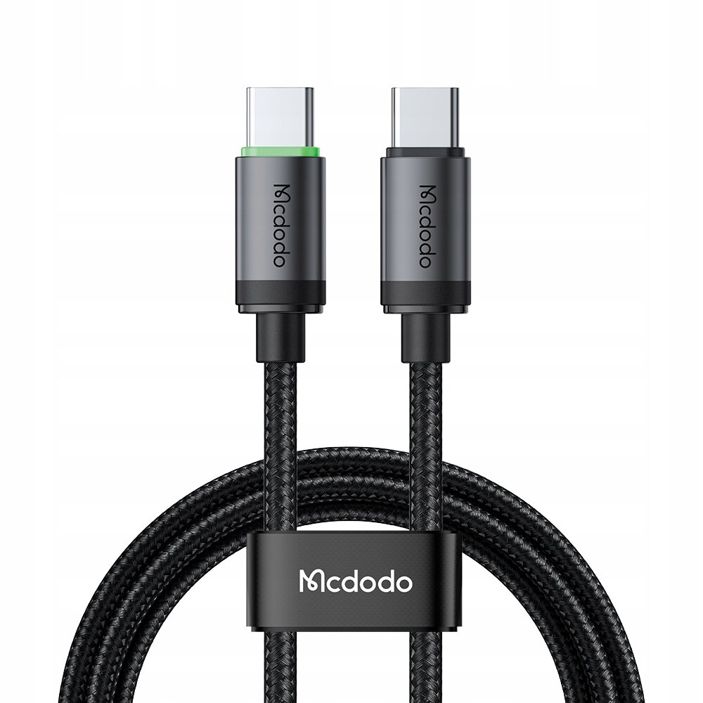 Na obrazie widoczny jest czarny kabel USB-C z plecionym oplotem, zakończony dwoma wtyczkami USB-C. Na obu wtyczkach oraz na opasce spinającej kabel znajduje się logo \'Mcdodo\'.